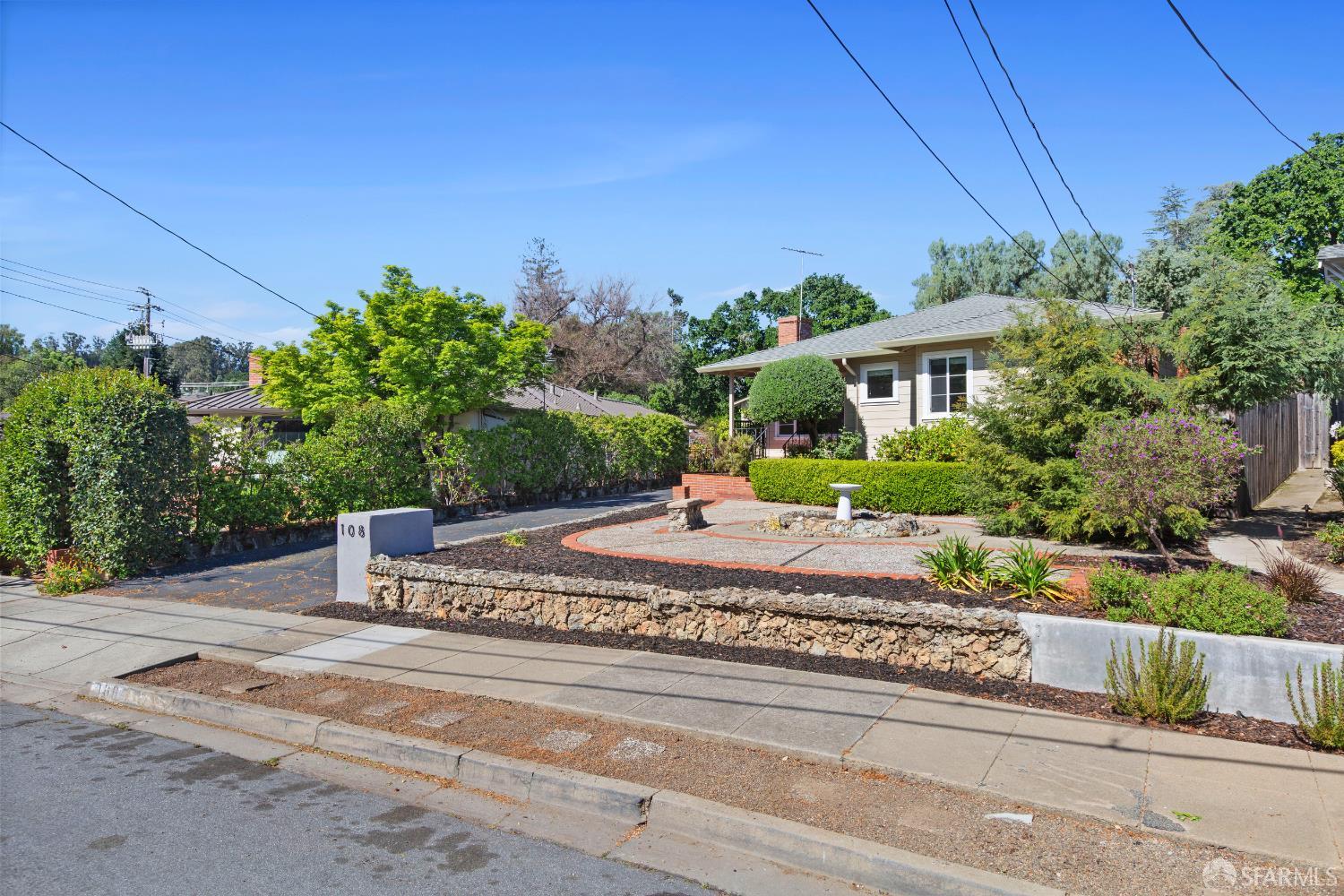 Detail Gallery Image 4 of 54 For 108 Inner Cir, Redwood City,  CA 94062 - 2 Beds | 1 Baths