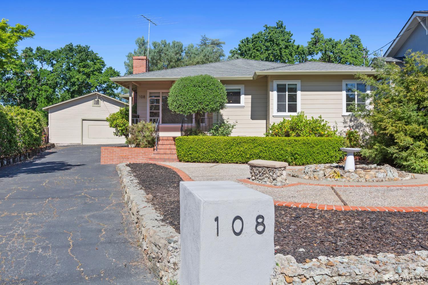 Detail Gallery Image 3 of 54 For 108 Inner Cir, Redwood City,  CA 94062 - 2 Beds | 1 Baths