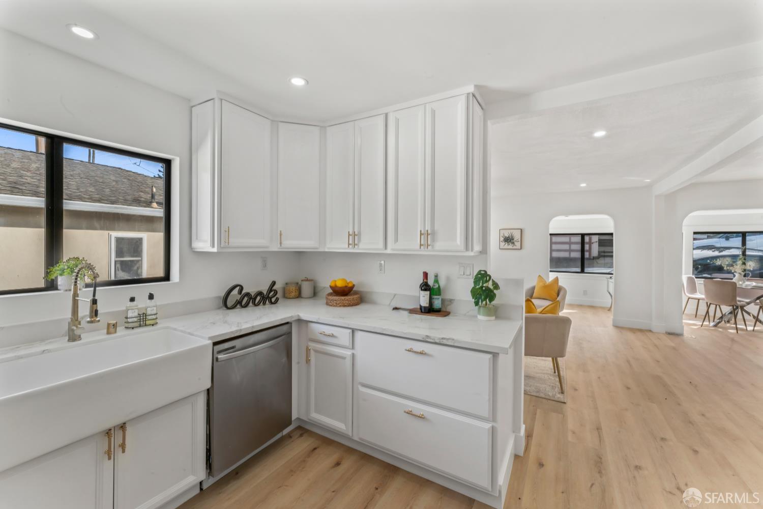 Detail Gallery Image 10 of 43 For 300 Klamath St, Brisbane,  CA 94005 - 3 Beds | 3 Baths