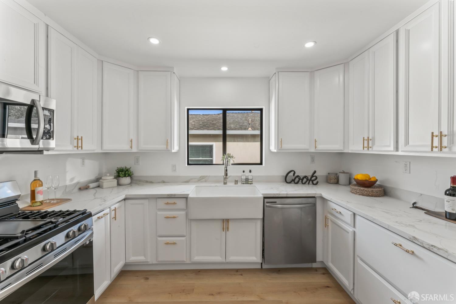 Detail Gallery Image 3 of 43 For 300 Klamath St, Brisbane,  CA 94005 - 3 Beds | 3 Baths