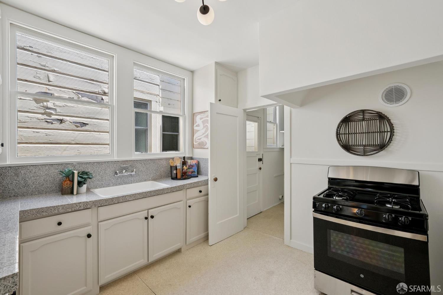 Detail Gallery Image 16 of 62 For 2335 Bay St, San Francisco,  CA 94123 - – Beds | – Baths