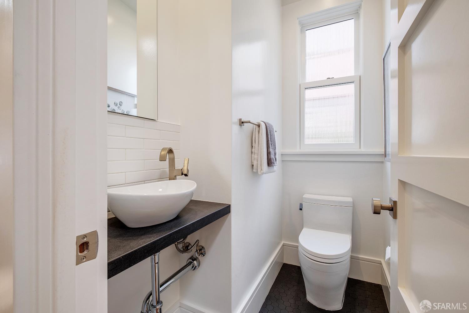 Detail Gallery Image 15 of 43 For 1041 Filbert St, San Francisco,  CA 94133 - 2 Beds | 1/1 Baths