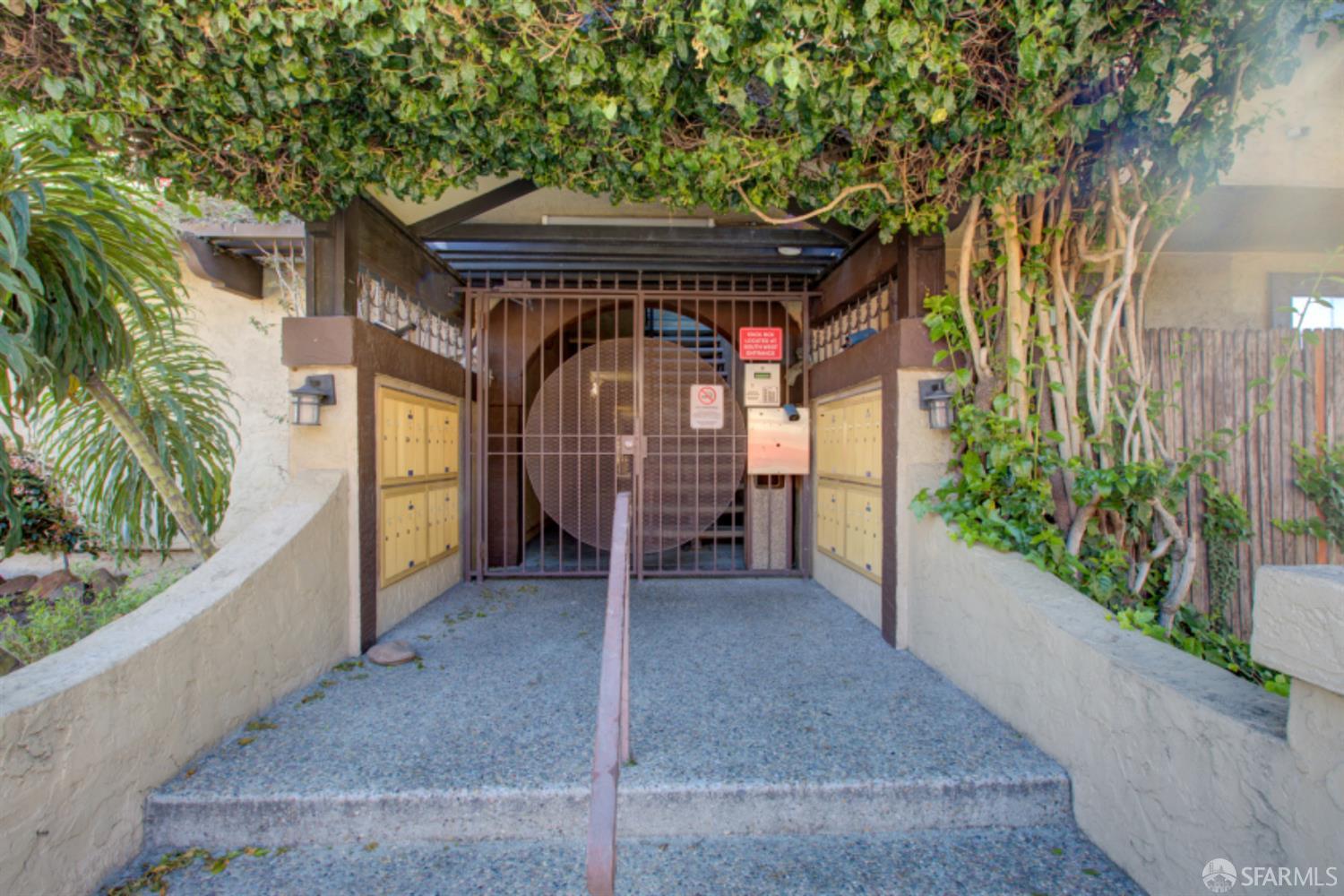 Detail Gallery Image 2 of 22 For 711 S Bayshore Blvd #10,  San Mateo,  CA 94401 - 1 Beds | 1 Baths