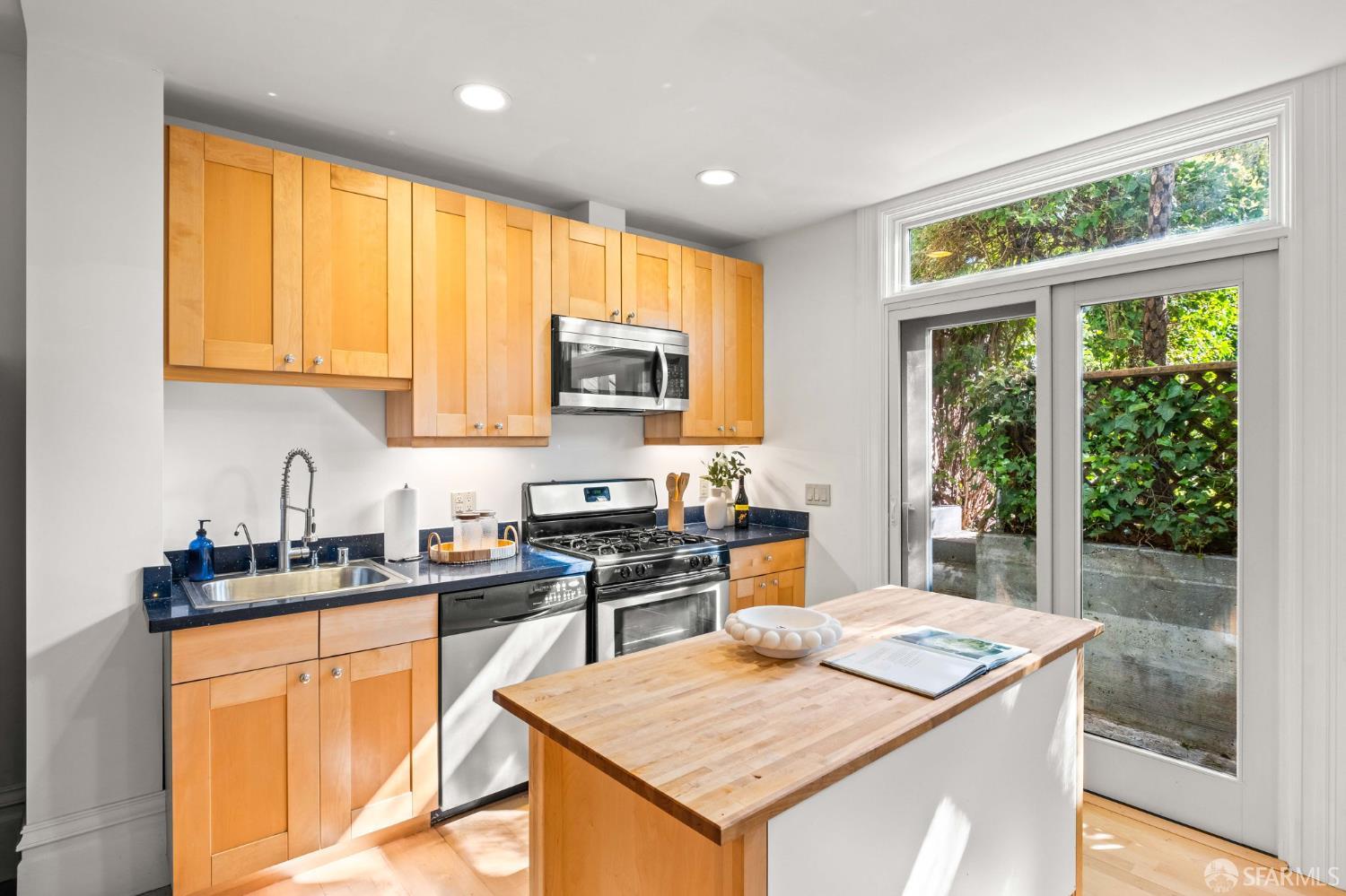 Detail Gallery Image 52 of 79 For 569 Capp St, San Francisco,  CA 94110 - 5 Beds | 3 Baths