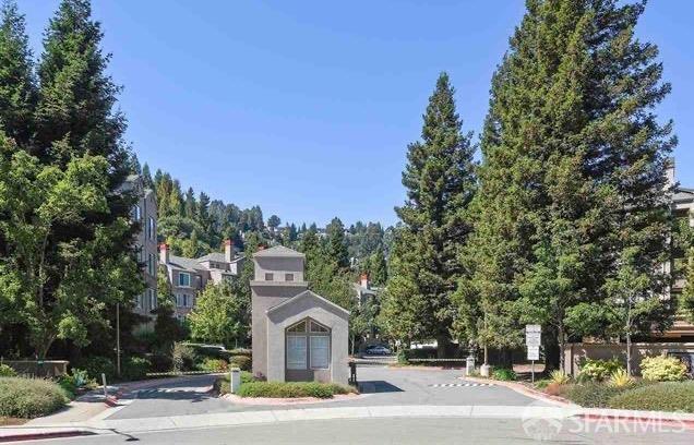 Detail Gallery Image 3 of 11 For 220 Caldecott Ln #311,  Oakland,  CA 94618 - 2 Beds | 2 Baths