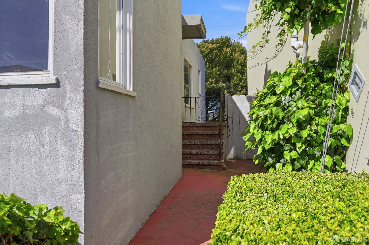 Detail Gallery Image 3 of 43 For 77 Lapham Way, San Francisco,  CA 94112 - 2 Beds | 1 Baths