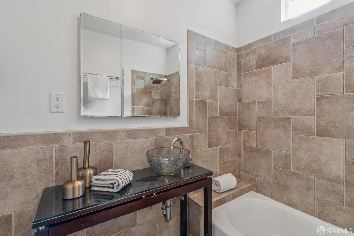 Detail Gallery Image 13 of 25 For 175 Sweeny St, San Francisco,  CA 94134 - 2 Beds | 1 Baths