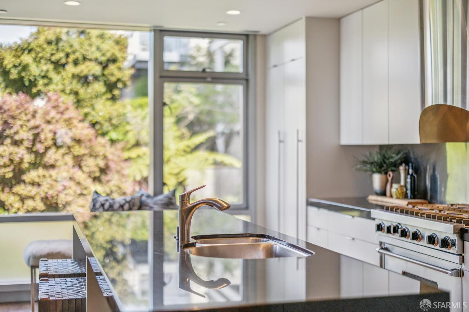 Detail Gallery Image 15 of 88 For 1170 Chestnut St, San Francisco,  CA 94109 - 4 Beds | 3/1 Baths