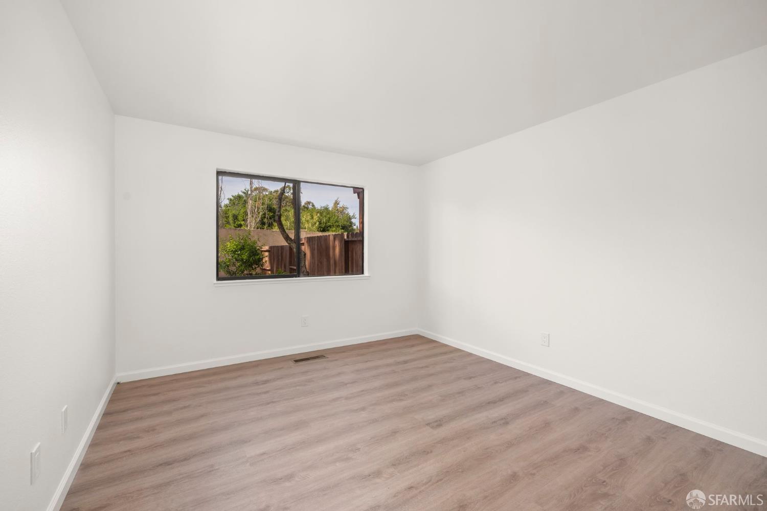 Detail Gallery Image 13 of 34 For 86 Crystal Cir, Hercules,  CA 94547 - 2 Beds | 2 Baths