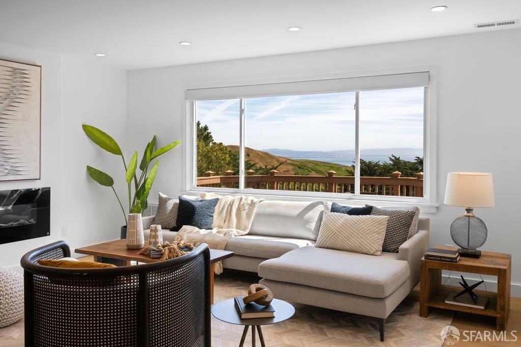 Detail Gallery Image 4 of 57 For 156 Midcrest Way, San Francisco,  CA 94131 - 3 Beds | 2 Baths