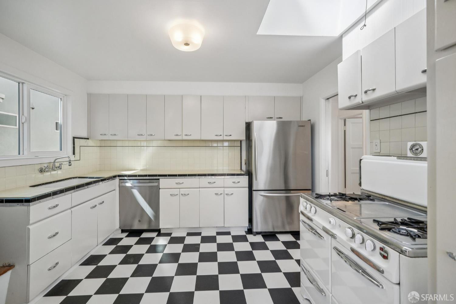 Detail Gallery Image 14 of 28 For 127 Springfield Dr, San Francisco,  CA 94132 - 2 Beds | 1/1 Baths