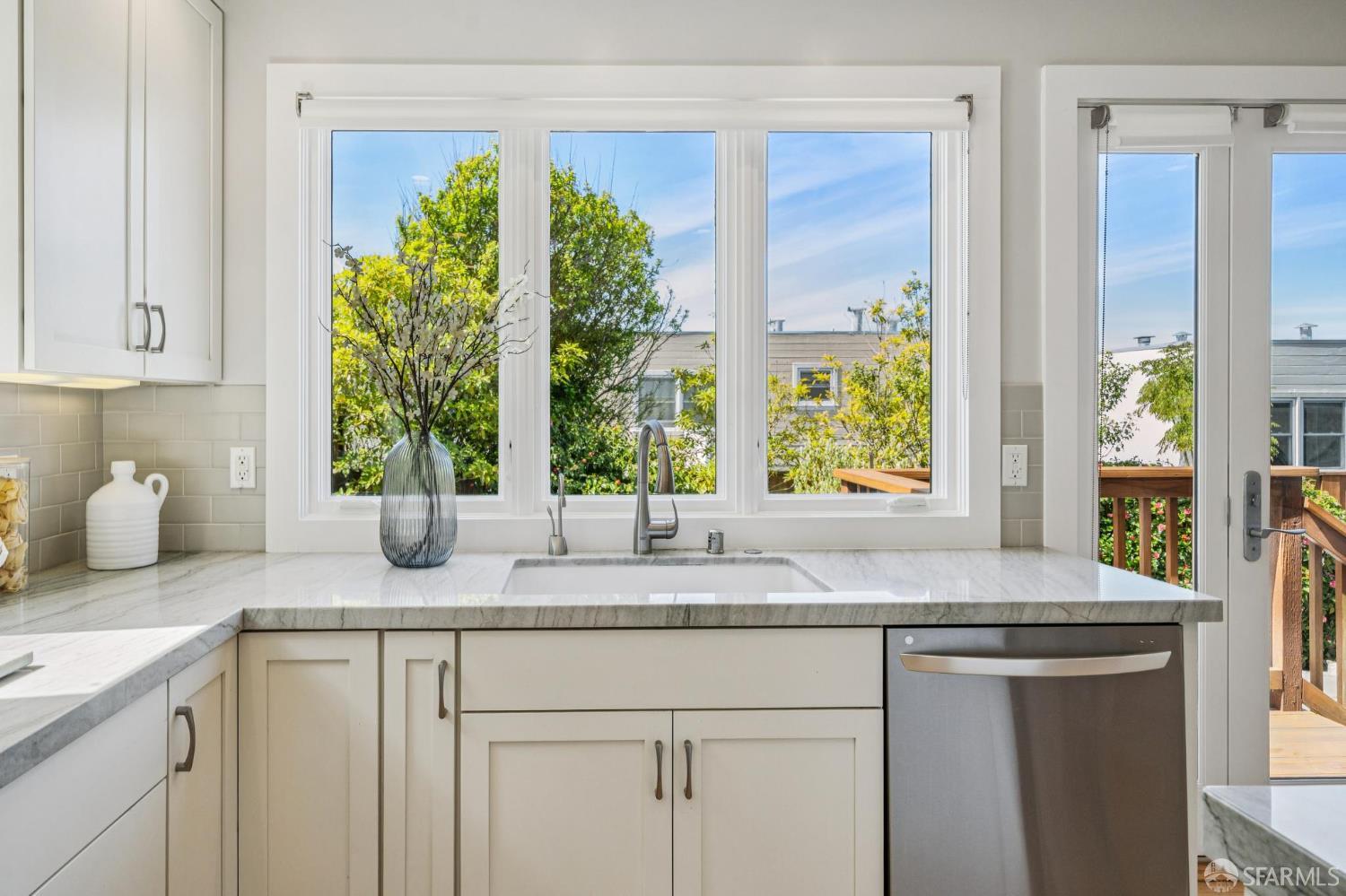 Detail Gallery Image 19 of 94 For 79 Collins St, San Francisco,  CA 94109 - 5 Beds | 3/1 Baths