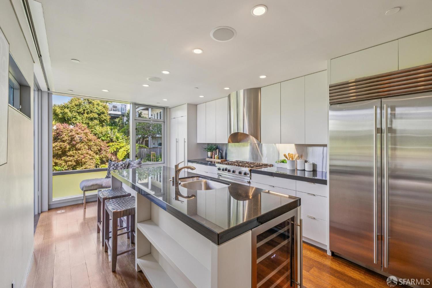 Detail Gallery Image 14 of 88 For 1170 Chestnut St, San Francisco,  CA 94109 - 4 Beds | 3/1 Baths