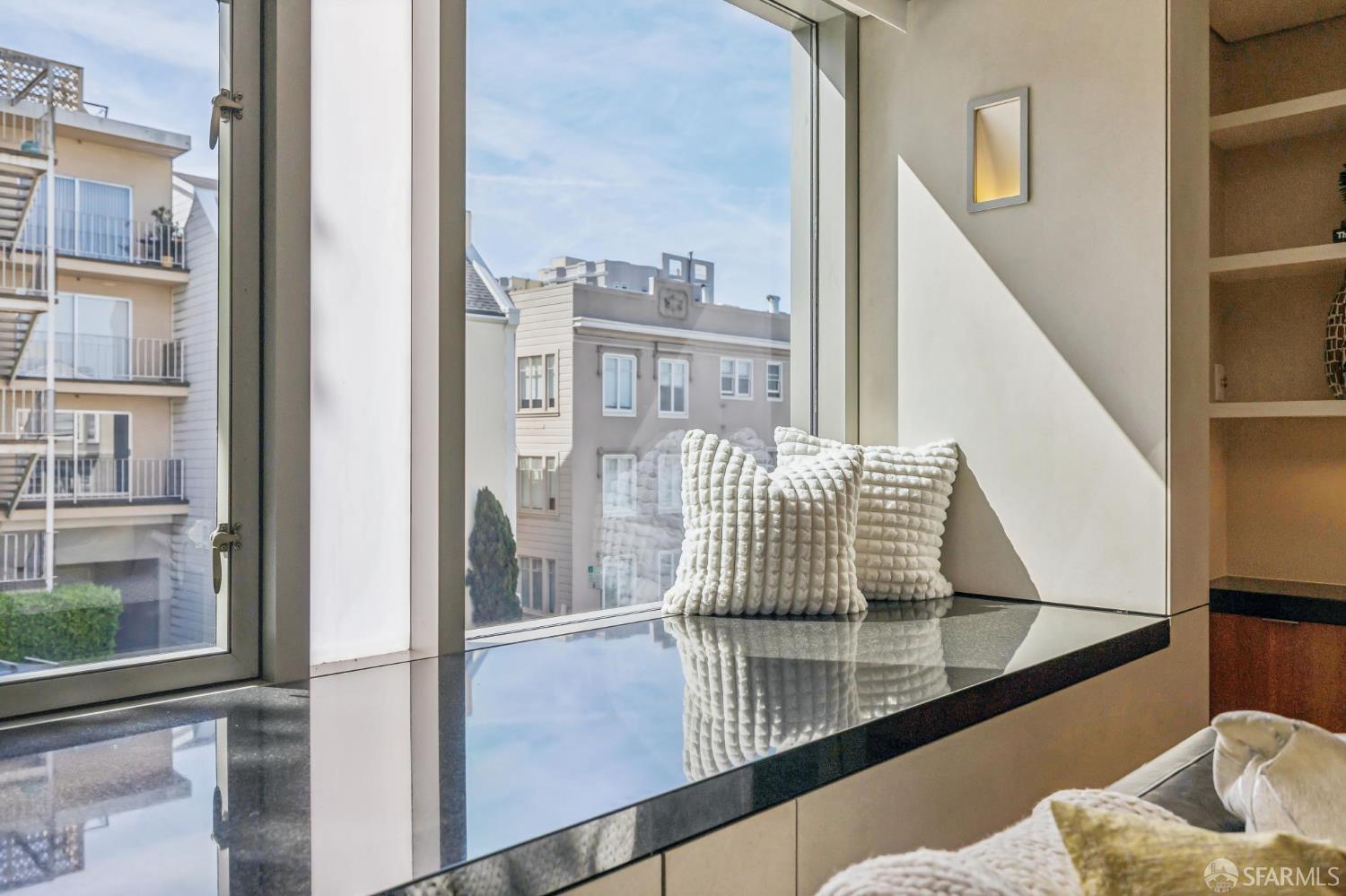 Detail Gallery Image 7 of 88 For 1170 Chestnut St, San Francisco,  CA 94109 - 4 Beds | 3/1 Baths