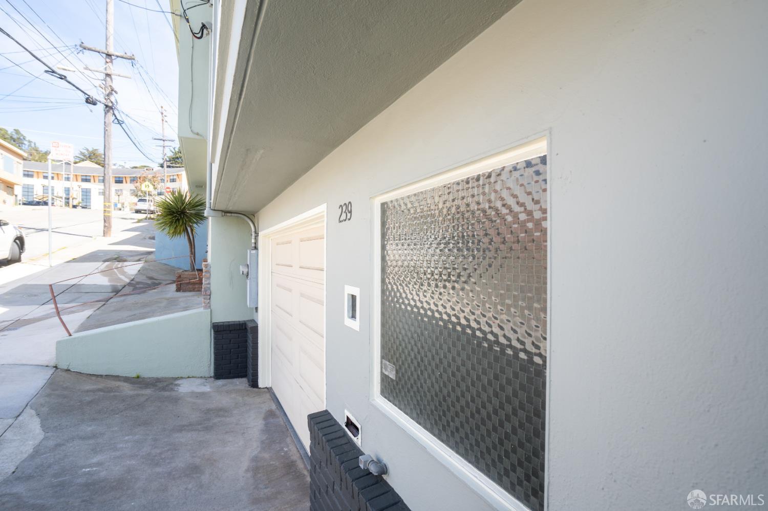 Detail Gallery Image 5 of 59 For 239 Sawyer St, San Francisco,  CA 94134 - 2 Beds | 1 Baths