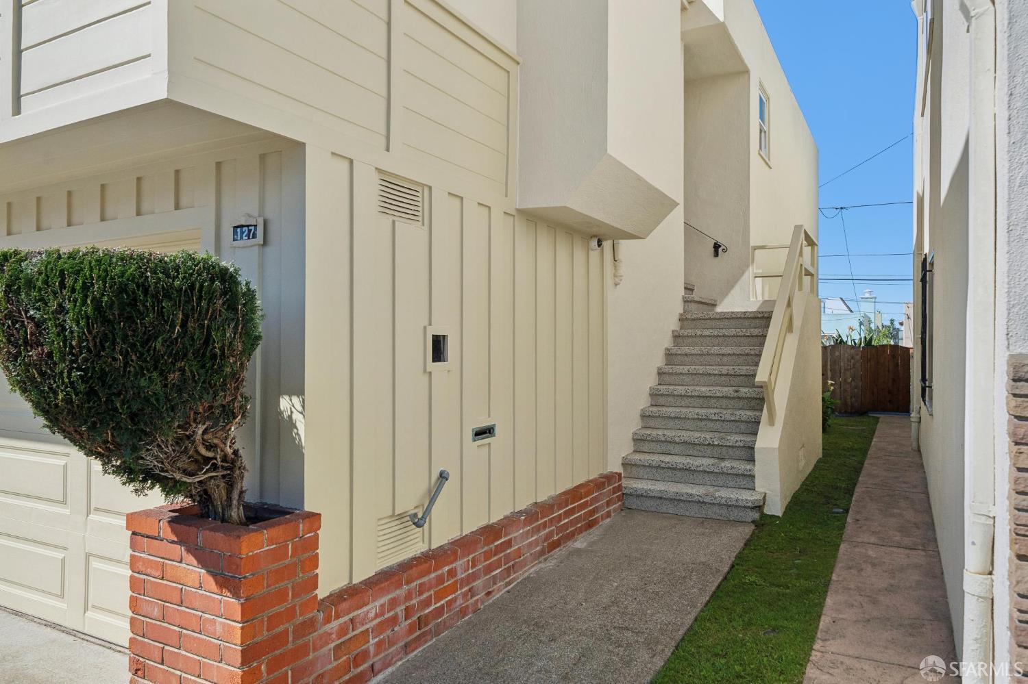 Detail Gallery Image 3 of 28 For 127 Springfield Dr, San Francisco,  CA 94132 - 2 Beds | 1/1 Baths