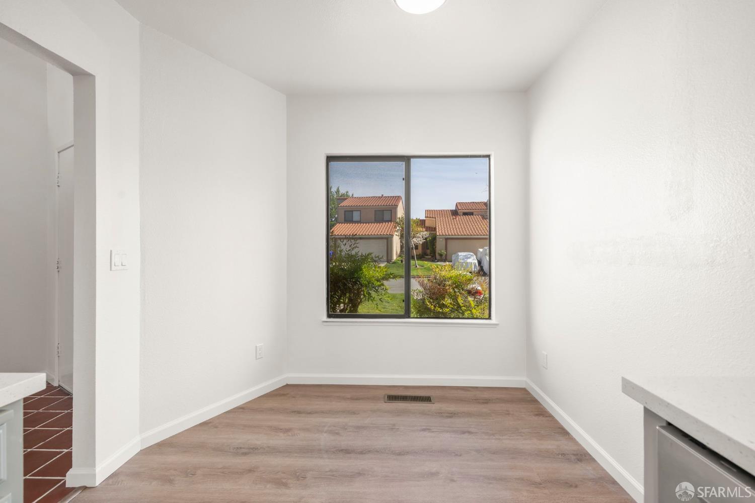 Detail Gallery Image 10 of 34 For 86 Crystal Cir, Hercules,  CA 94547 - 2 Beds | 2 Baths