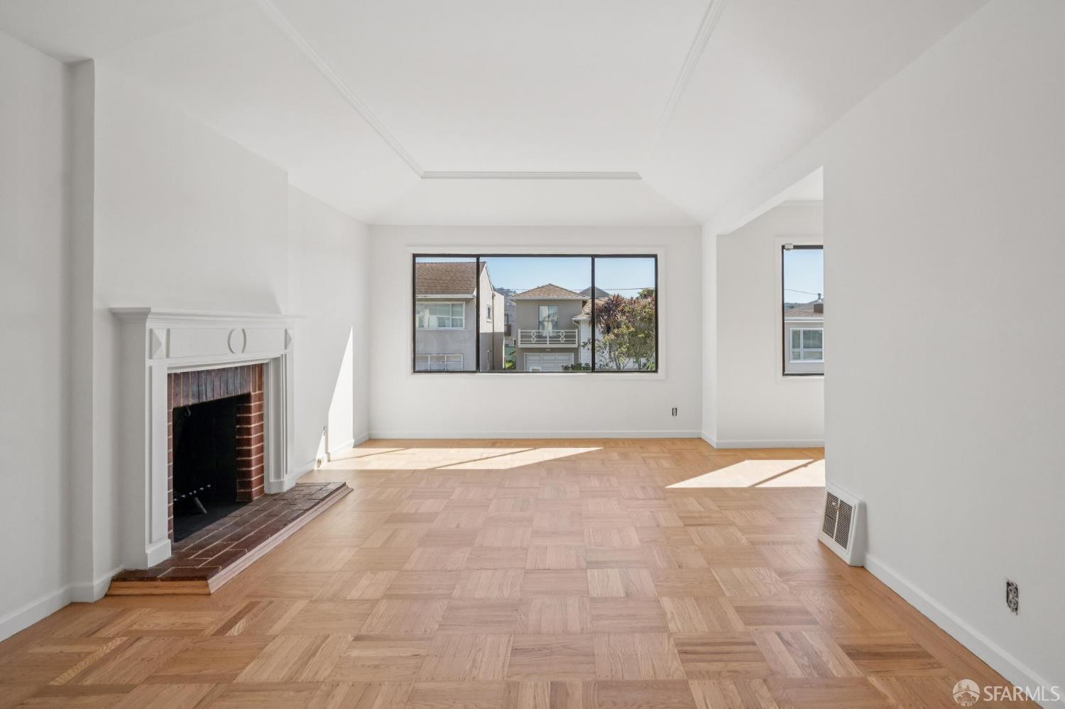 Detail Gallery Image 6 of 28 For 127 Springfield Dr, San Francisco,  CA 94132 - 2 Beds | 1/1 Baths