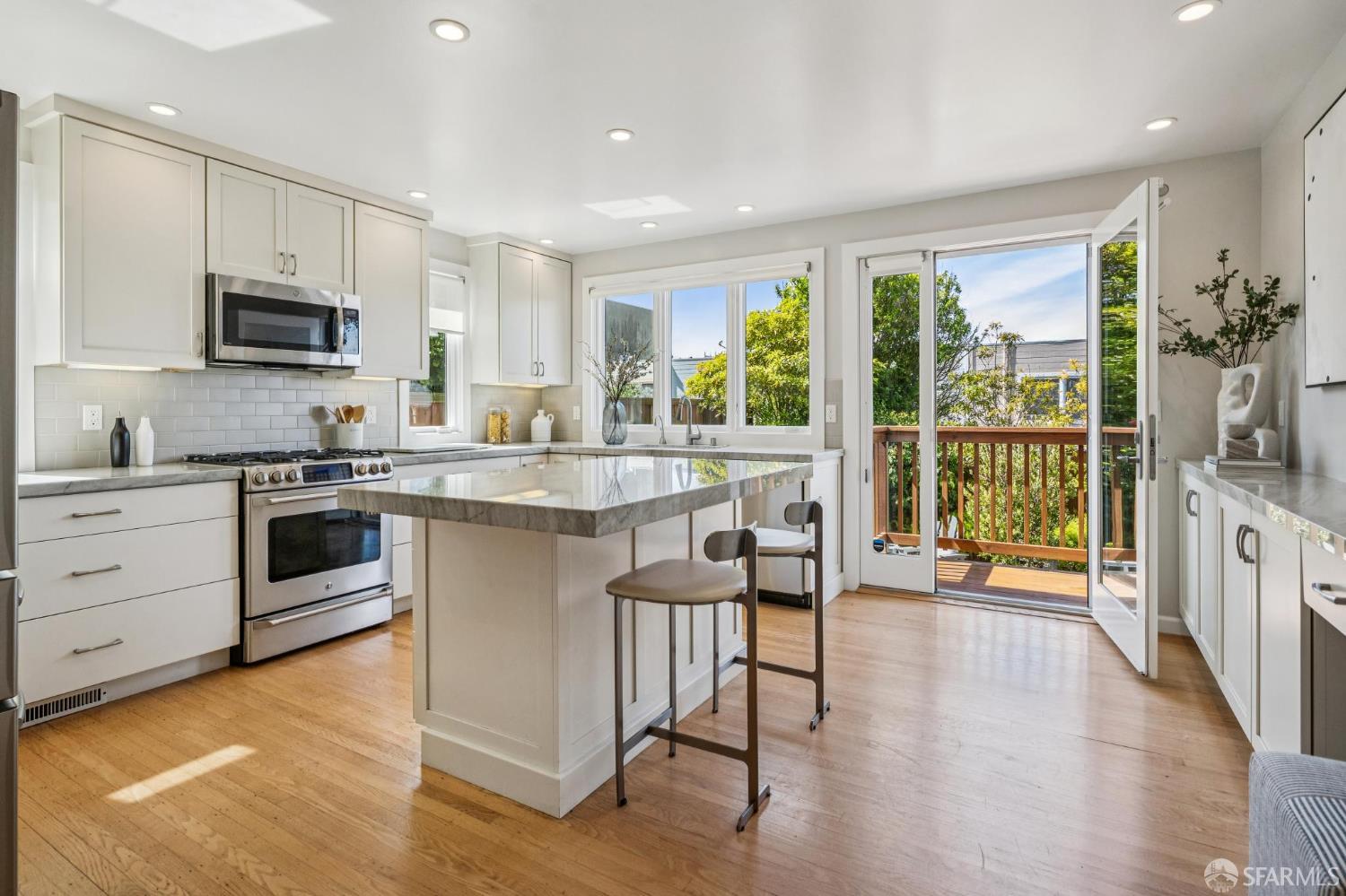 Detail Gallery Image 12 of 94 For 79 Collins St, San Francisco,  CA 94109 - 5 Beds | 3/1 Baths