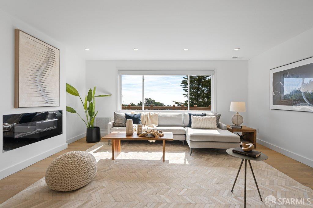 Detail Gallery Image 6 of 57 For 156 Midcrest Way, San Francisco,  CA 94131 - 3 Beds | 2 Baths