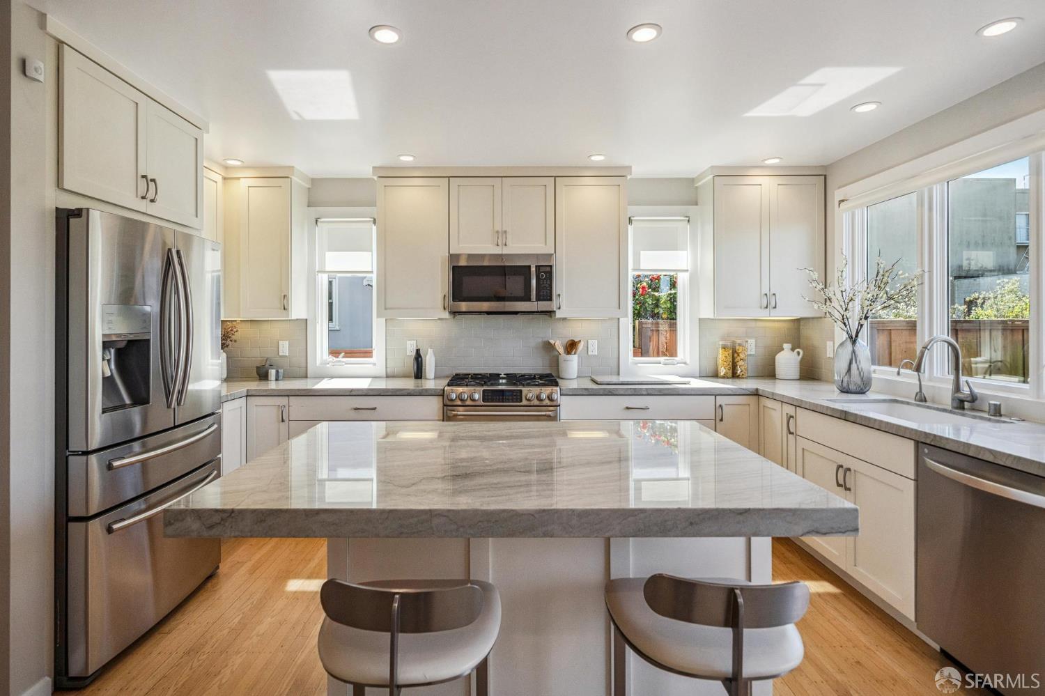 Detail Gallery Image 14 of 94 For 79 Collins St, San Francisco,  CA 94109 - 5 Beds | 3/1 Baths