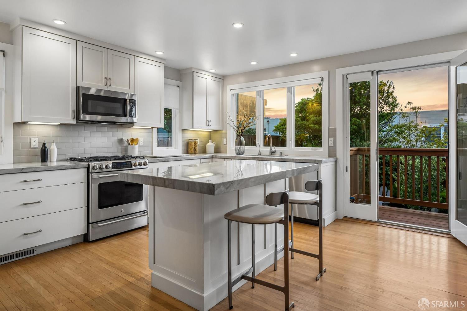 Detail Gallery Image 78 of 94 For 79 Collins St, San Francisco,  CA 94109 - 5 Beds | 3/1 Baths