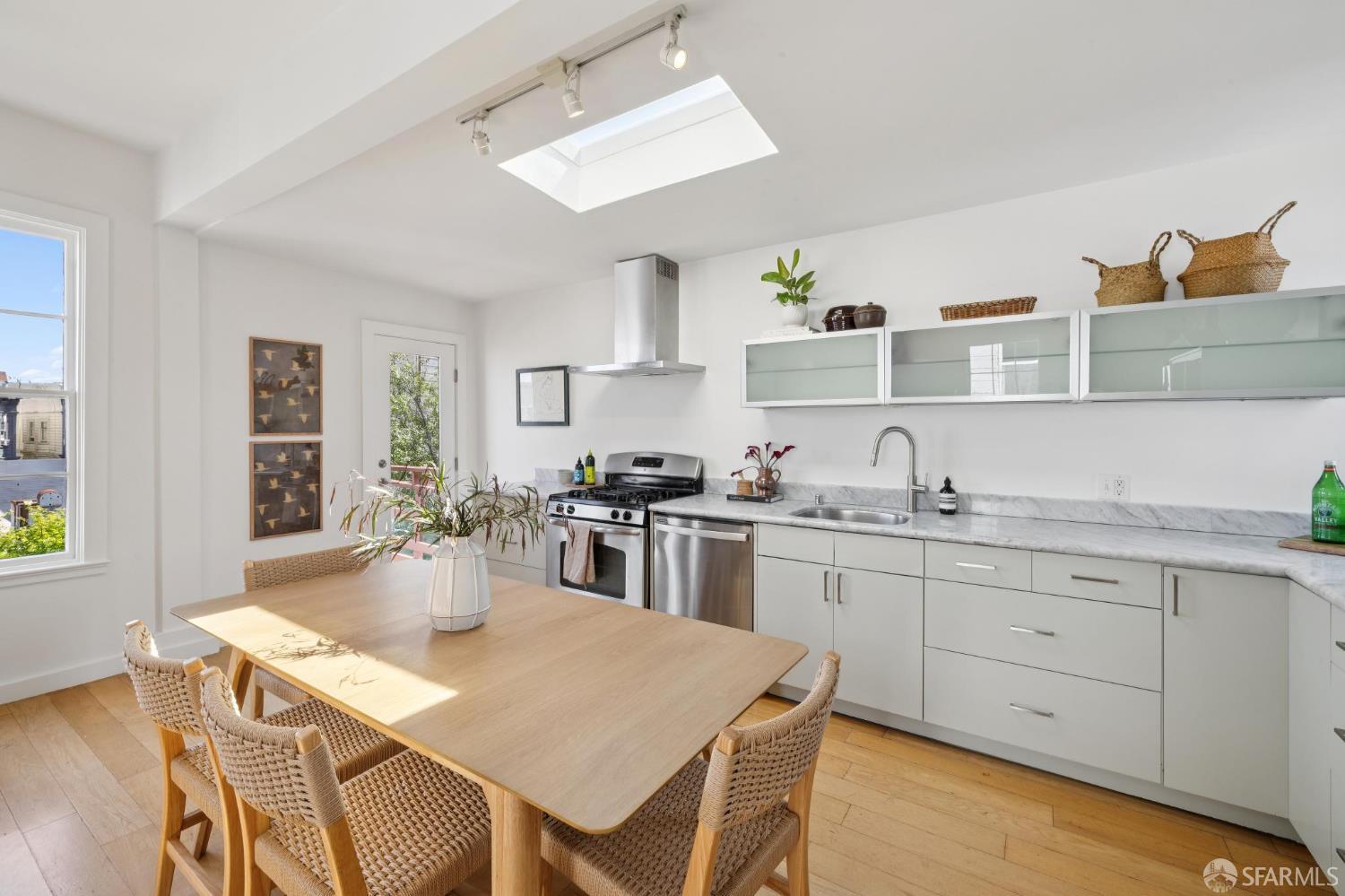 Detail Gallery Image 5 of 15 For 317 San Carlos St, San Francisco,  CA 94110 - 2 Beds | 1 Baths