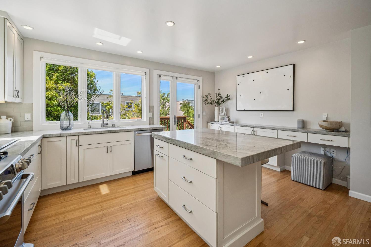 Detail Gallery Image 17 of 94 For 79 Collins St, San Francisco,  CA 94109 - 5 Beds | 3/1 Baths