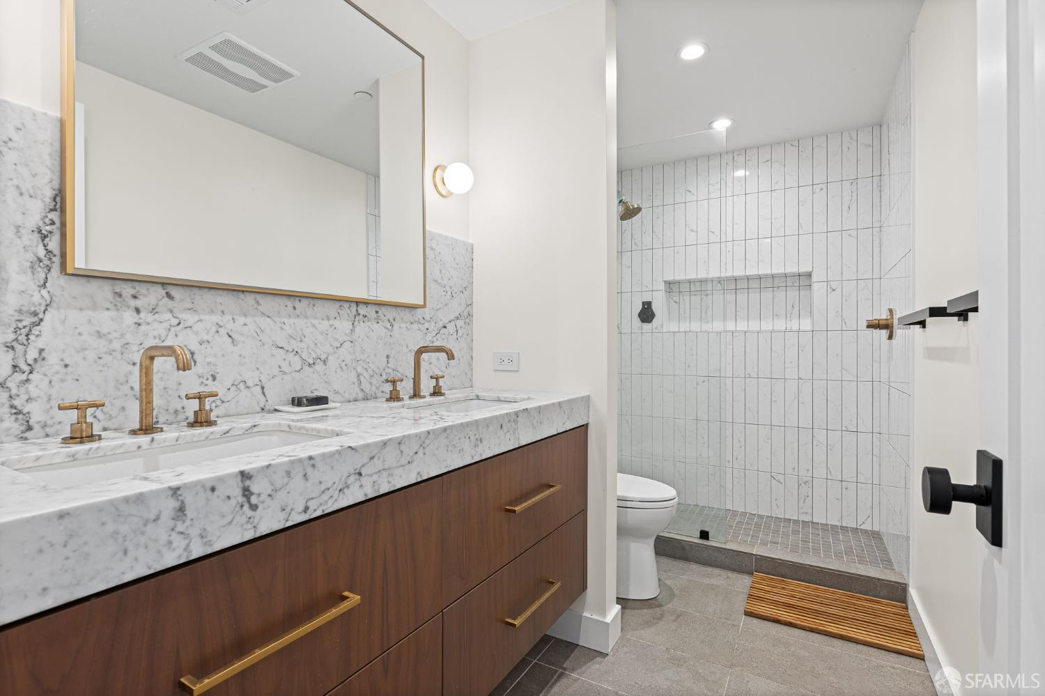 Detail Gallery Image 6 of 8 For 943 Treat Ave, San Francisco,  CA 94110 - 2 Beds | 2 Baths