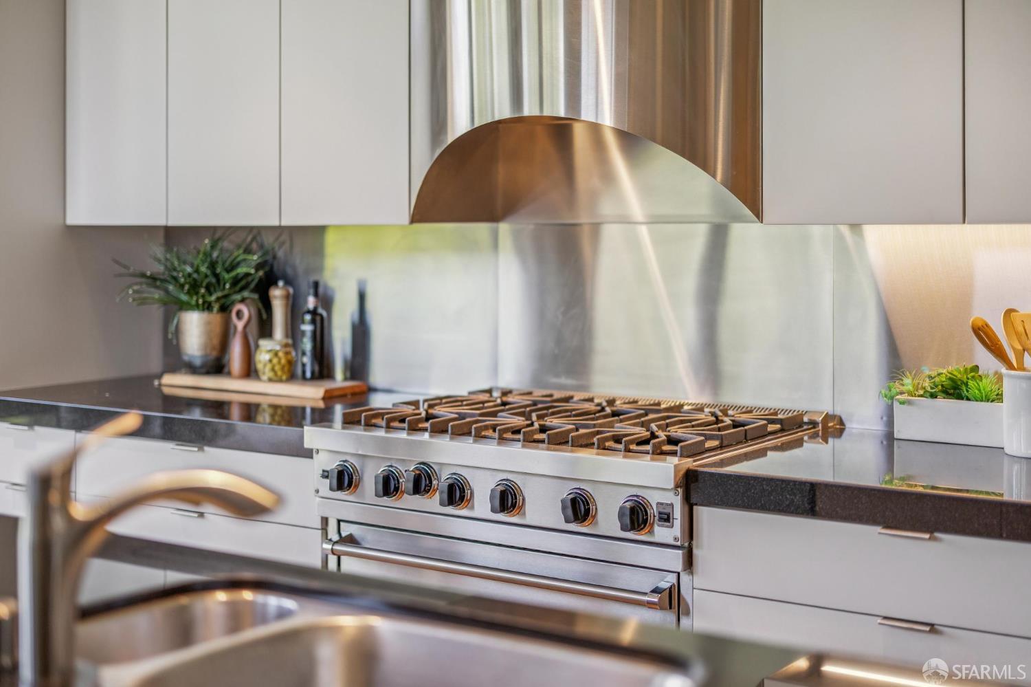 Detail Gallery Image 16 of 88 For 1170 Chestnut St, San Francisco,  CA 94109 - 4 Beds | 3/1 Baths