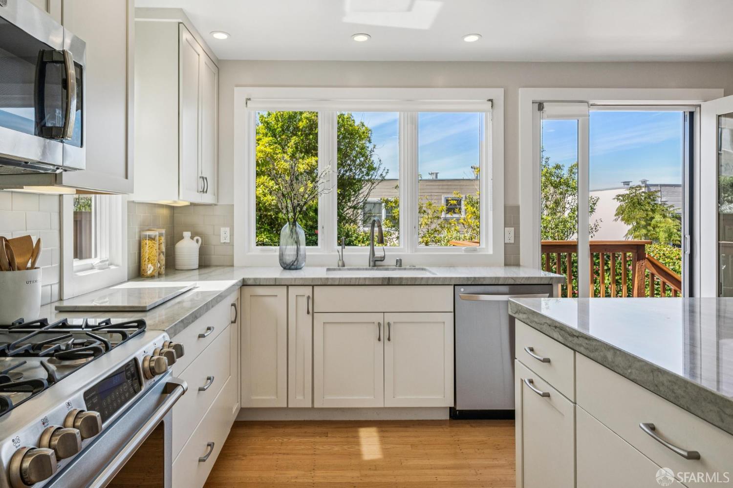 Detail Gallery Image 16 of 94 For 79 Collins St, San Francisco,  CA 94109 - 5 Beds | 3/1 Baths