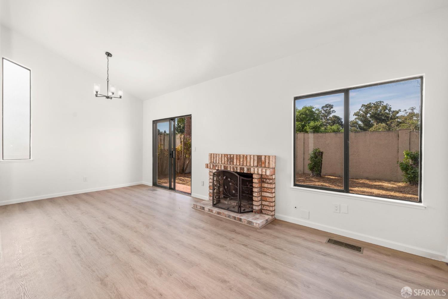 Detail Gallery Image 7 of 34 For 86 Crystal Cir, Hercules,  CA 94547 - 2 Beds | 2 Baths