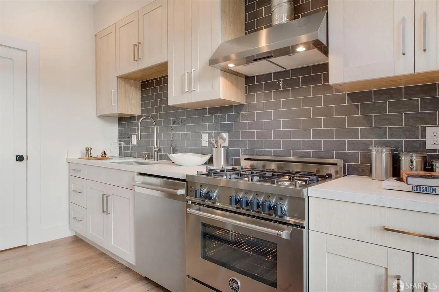 Photo #4: 426116120 Listing: Photo #4