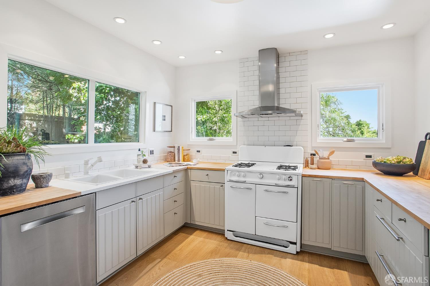 Detail Gallery Image 12 of 35 For 97 Banks St, San Francisco,  CA 94110 - 2 Beds | 1/1 Baths