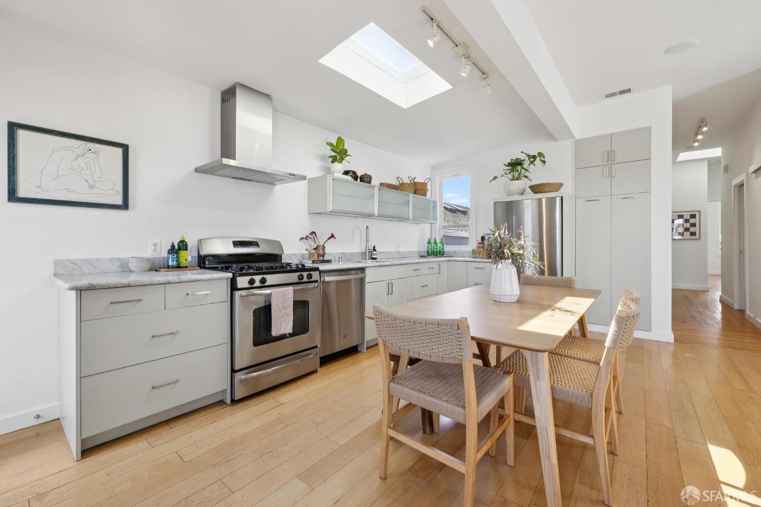 Detail Gallery Image 7 of 15 For 317 San Carlos St, San Francisco,  CA 94110 - 2 Beds | 1 Baths