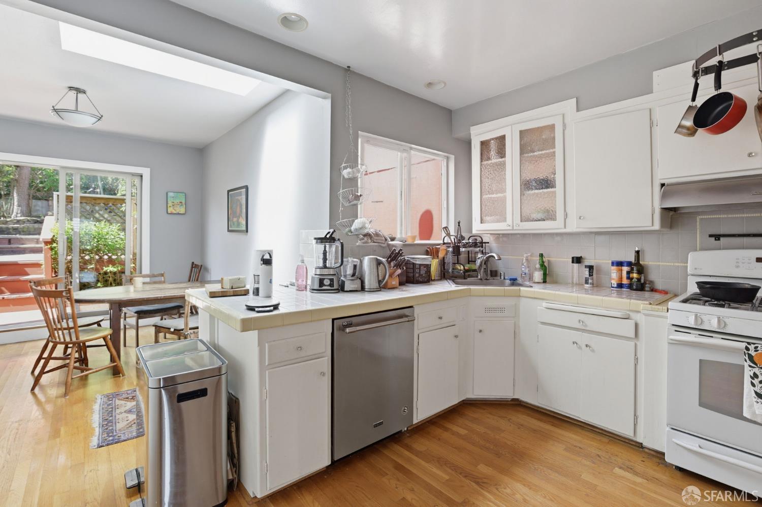 Detail Gallery Image 5 of 29 For 527 Congo St, San Francisco,  CA 94131 - 2 Beds | 1 Baths