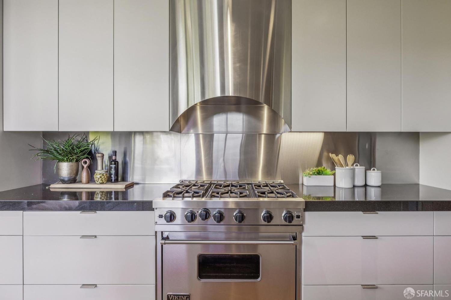 Detail Gallery Image 18 of 88 For 1170 Chestnut St, San Francisco,  CA 94109 - 4 Beds | 3/1 Baths