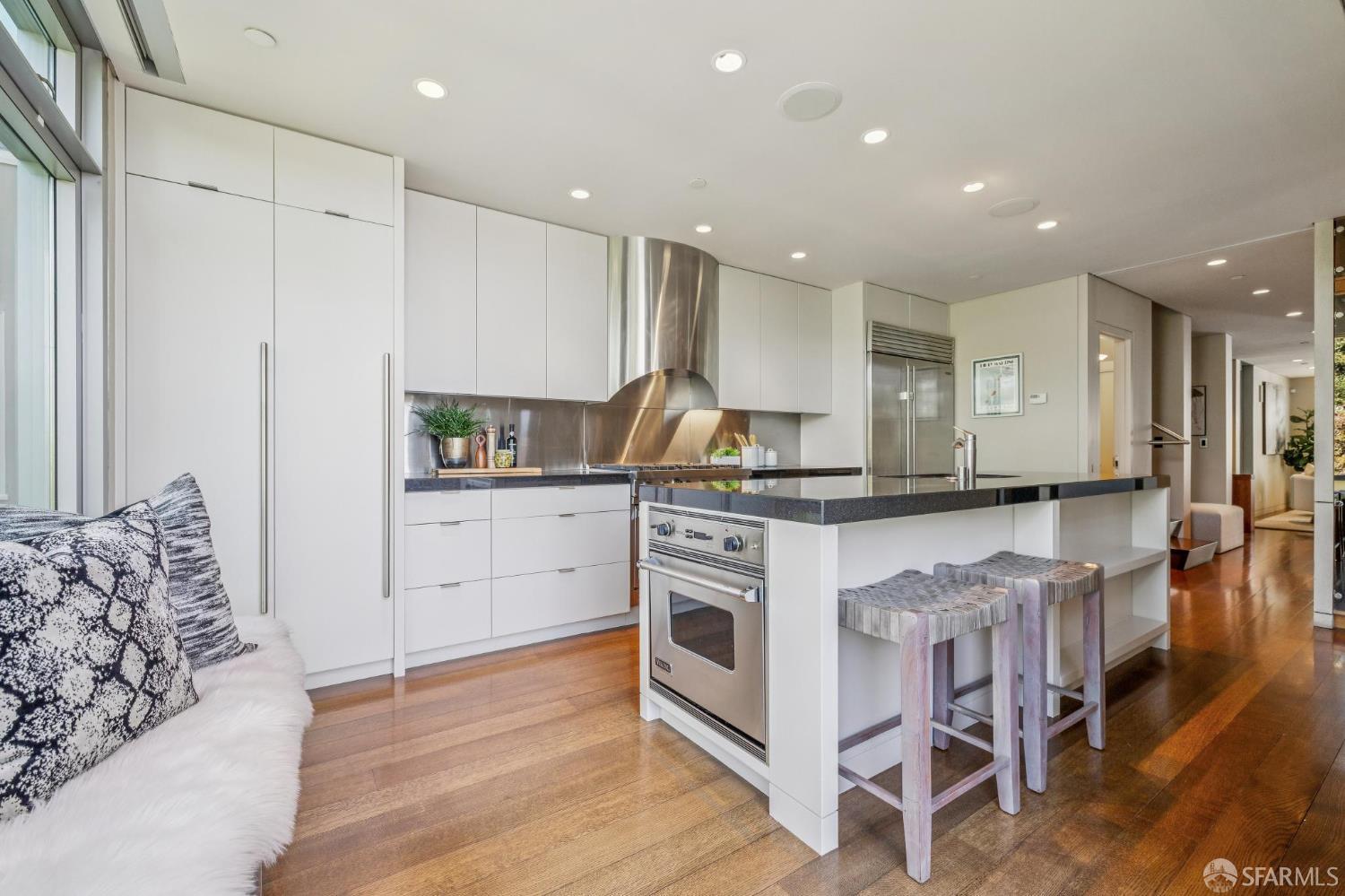 Detail Gallery Image 17 of 88 For 1170 Chestnut St, San Francisco,  CA 94109 - 4 Beds | 3/1 Baths