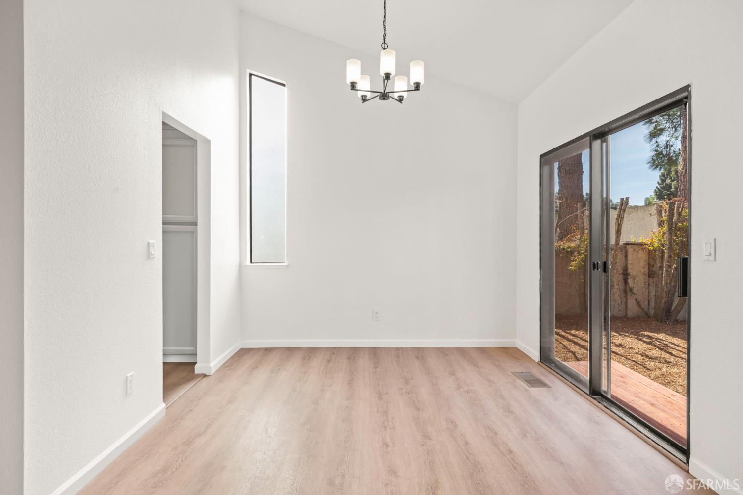 Detail Gallery Image 8 of 34 For 86 Crystal Cir, Hercules,  CA 94547 - 2 Beds | 2 Baths