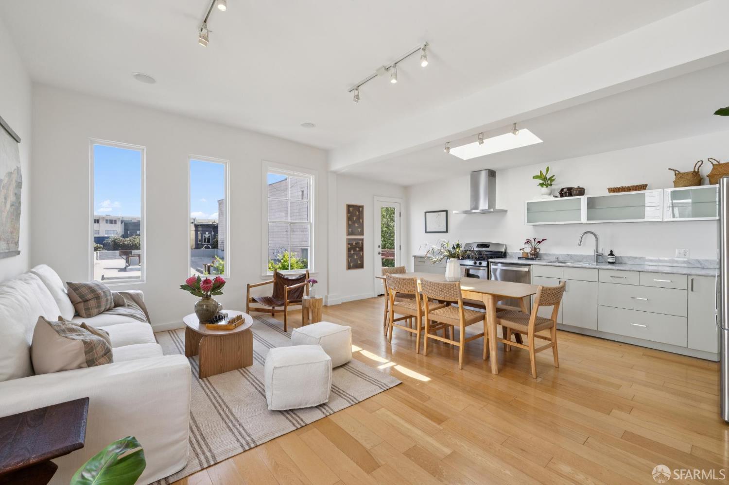 Detail Gallery Image 2 of 15 For 317 San Carlos St, San Francisco,  CA 94110 - 2 Beds | 1 Baths