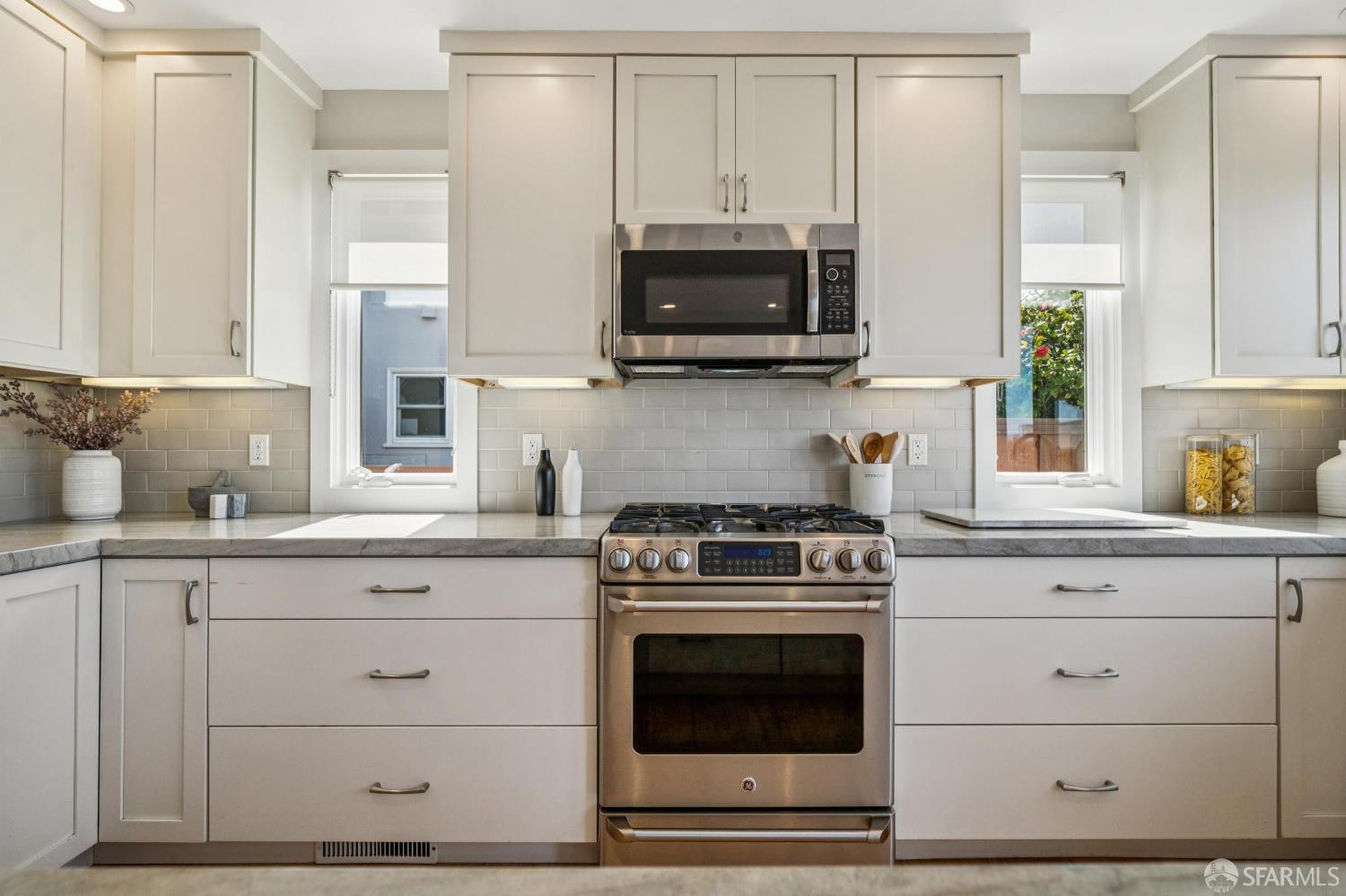 Detail Gallery Image 15 of 94 For 79 Collins St, San Francisco,  CA 94109 - 5 Beds | 3/1 Baths