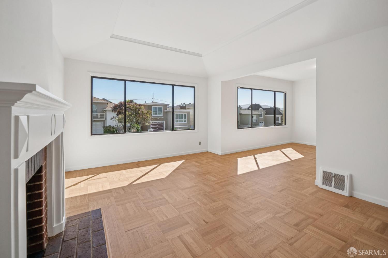 Detail Gallery Image 5 of 28 For 127 Springfield Dr, San Francisco,  CA 94132 - 2 Beds | 1/1 Baths