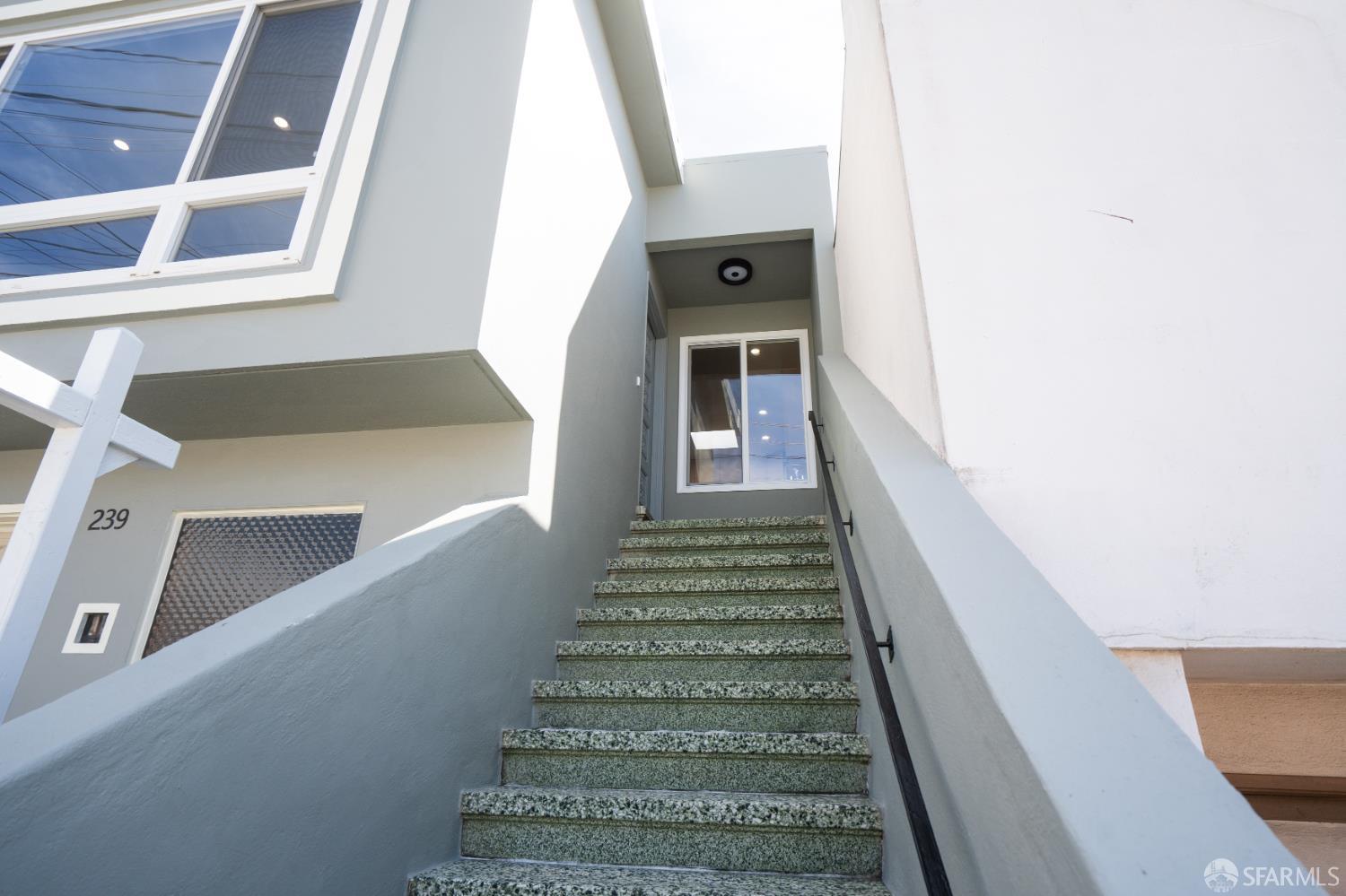 Detail Gallery Image 4 of 59 For 239 Sawyer St, San Francisco,  CA 94134 - 2 Beds | 1 Baths