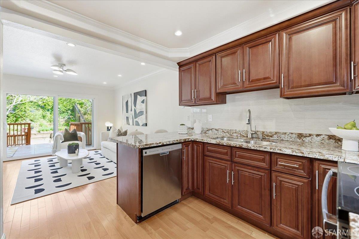 Detail Gallery Image 13 of 60 For 104 Dorado Ter, San Francisco,  CA 94112 - 5 Beds | 3/1 Baths