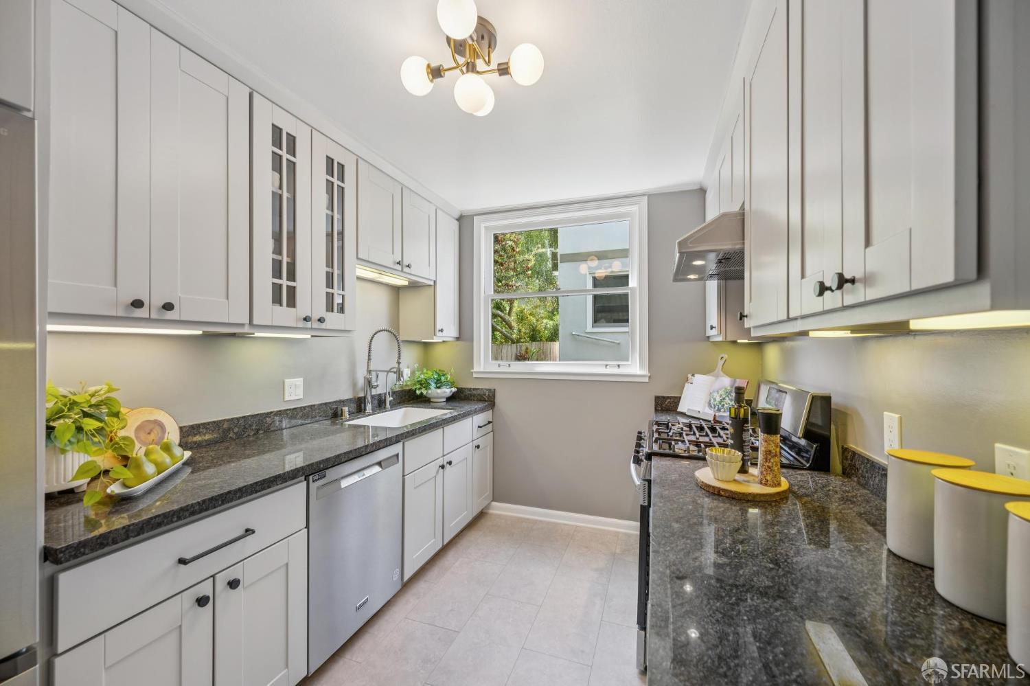 Detail Gallery Image 21 of 44 For 4901 17th St, San Francisco,  CA 94117 - 2 Beds | 1 Baths