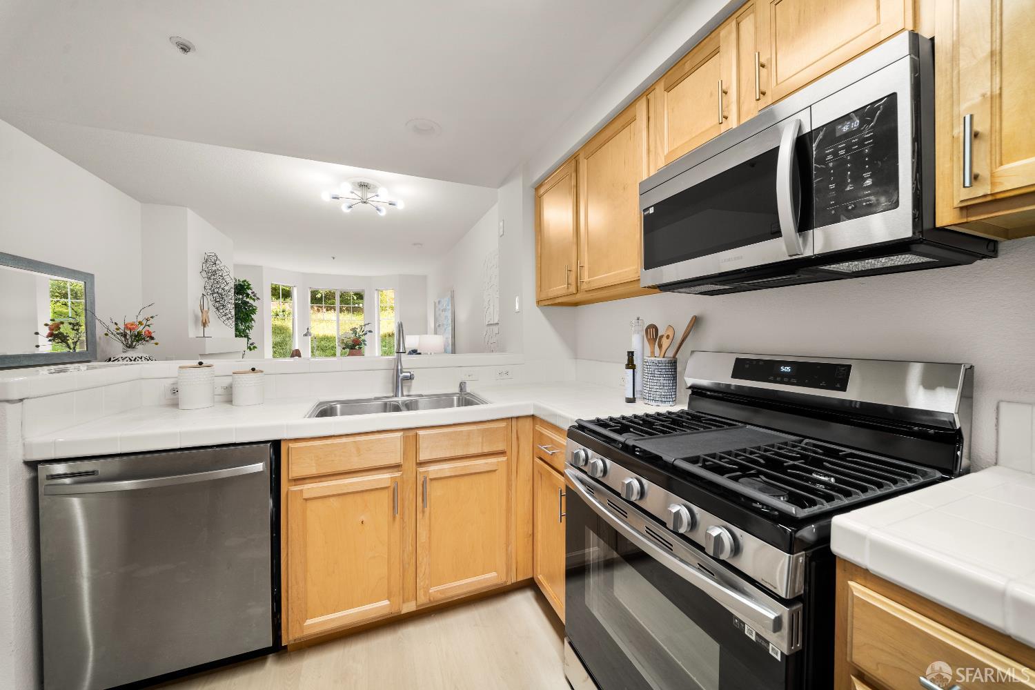 Detail Gallery Image 4 of 26 For 320 Caldecott Ln #116,  Oakland,  CA 94618 - 1 Beds | 1 Baths