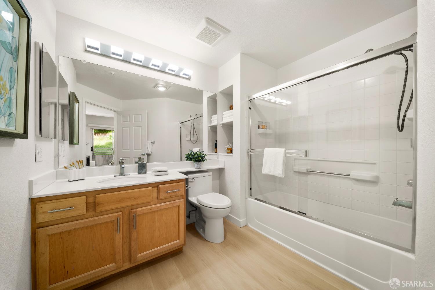 Detail Gallery Image 15 of 26 For 320 Caldecott Ln #116,  Oakland,  CA 94618 - 1 Beds | 1 Baths