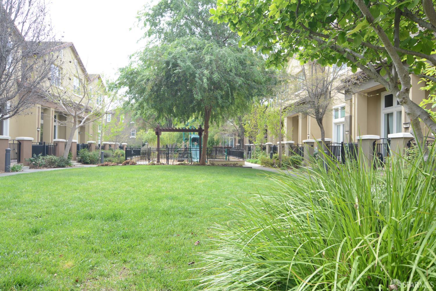 Detail Gallery Image 8 of 31 For 1194 Gliessen Ter, Sunnyvale,  CA 94089 - 2 Beds | 2/1 Baths