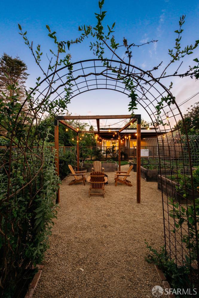 Detail Gallery Image 4 of 68 For 1610 Oregon St, Berkeley,  CA 94703 - 3 Beds | 2/1 Baths