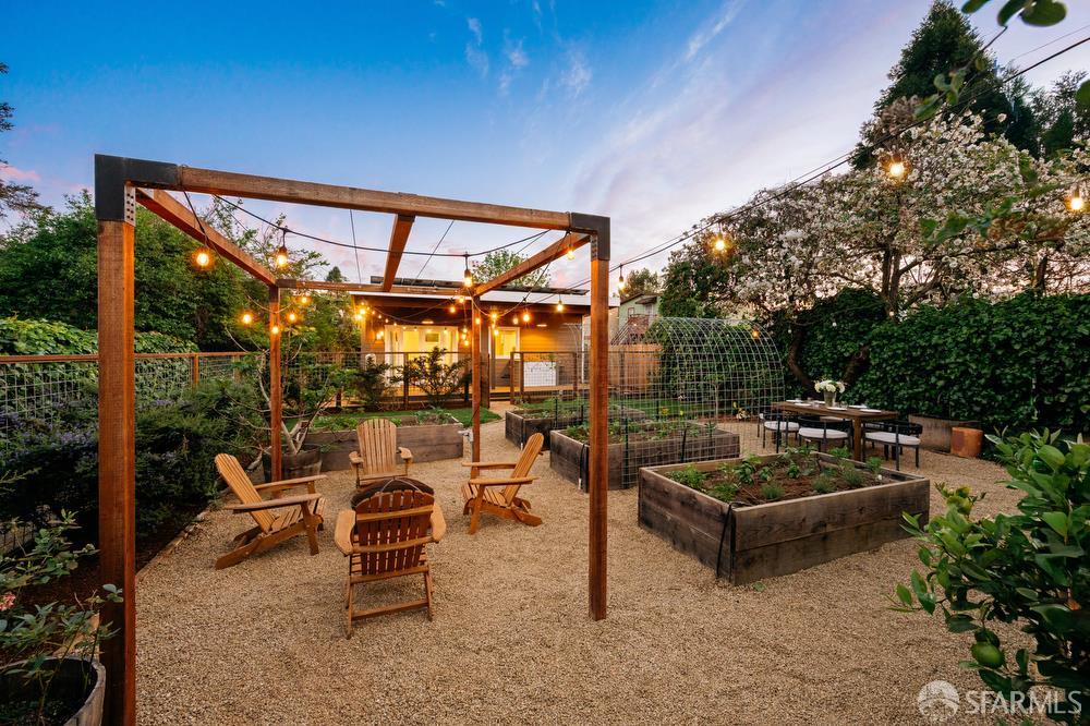 Detail Gallery Image 5 of 68 For 1610 Oregon St, Berkeley,  CA 94703 - 3 Beds | 2/1 Baths